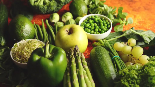ไม่รู้ไม่ได้แล้ว! ประโยชน์ของผักและผลไม้สีต่าง ๆ ที่ทานมาก ยิ่งดีต่อสุขภาพ